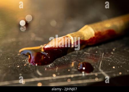 AR-15-Stil Gewehrpatrone und Blut (Fototafel). Stockfoto