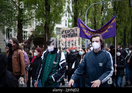 München, Deutschland. 30. April 2022. Unter dem Motto „die Streten zurückfordern“ versammelten sich am 30. April 2022 in München rund 250 Menschen, um gegen den „sexistischen Normalstaat“ zu protestieren. (Foto: Alexander Pohl/Sipa USA) Quelle: SIPA USA/Alamy Live News Stockfoto