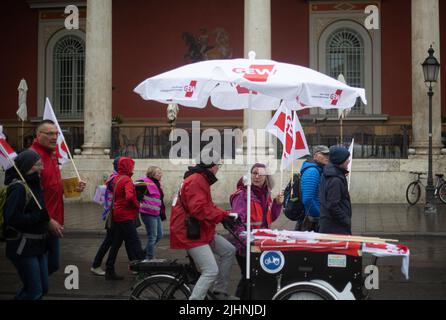 München, Deutschland. 01.. Mai 2022. Am 1. 2022. Mai versammelten sich mehr als tausend Menschen in München, Deutschland, um beim traditionellen Internationalen Arbeitertag-Protest des Deutschen Gewerkschaftsbundes zu protestieren. (Foto: Alexander Pohl/Sipa USA) Quelle: SIPA USA/Alamy Live News Stockfoto