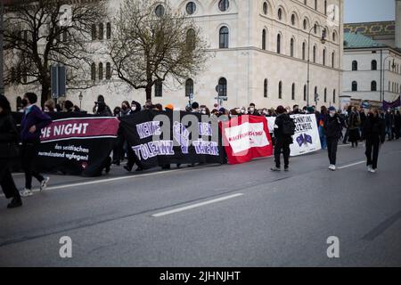 München, Deutschland. 30. April 2022. Unter dem Motto „die Streten zurückfordern“ versammelten sich am 30. April 2022 in München rund 250 Menschen, um gegen den „sexistischen Normalstaat“ zu protestieren. (Foto: Alexander Pohl/Sipa USA) Quelle: SIPA USA/Alamy Live News Stockfoto