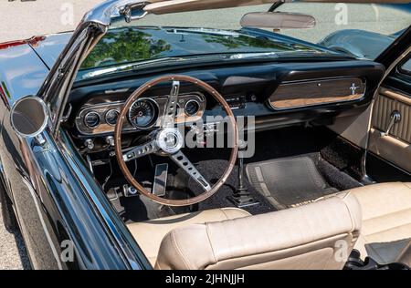 Lenkrad und Armaturenbrett eines Ford Mustang Cabriolets auf der Homestead Waterfront in Homestead, Pennsylvania, USA Stockfoto
