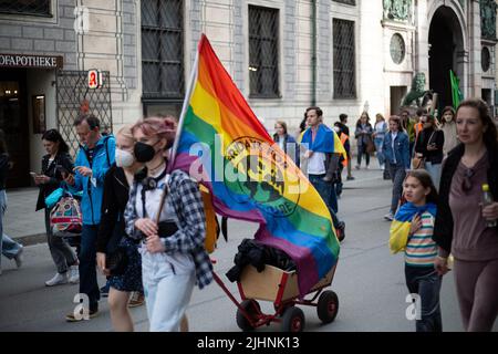 München, Deutschland. 29. April 2022. Am 29. April 2022 versammelten sich etwa 245 Menschen in München, Deutschland, um gegen ein Embargo gegen Öl und Gas aus Russland zu protestieren. Fridays for Future organisierte die Demonstration. (Foto: Alexander Pohl/Sipa USA) Quelle: SIPA USA/Alamy Live News Stockfoto