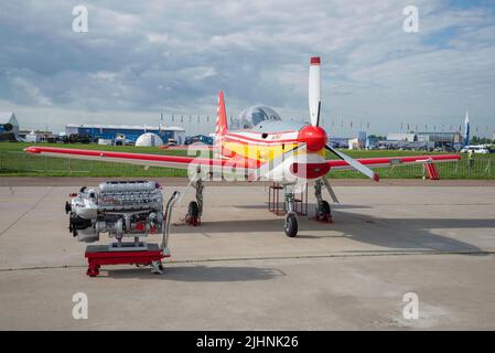 SCHUKOWSKI, RUSSLAND - 20. JULI 2017: Yak-152 - Kolbentrainingsflugzeug und sein Motor auf der Ausstellung der Flugschau MAKS-2017 Stockfoto