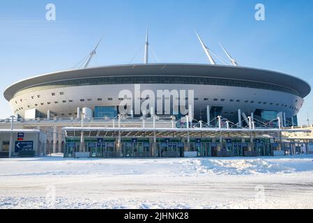 SANKT PETERSBURG, RUSSLAND - 08. FEBRUAR 2018: An einem frostigen Februartag im Sportkomplex der "Sankt-Petersburg Arena" (Zenith Arena) Stockfoto