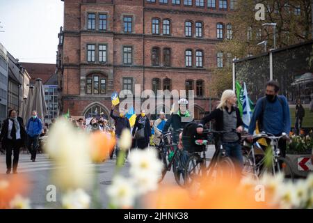 München, Deutschland. 29. April 2022. Am 29. April 2022 versammelten sich etwa 245 Menschen in München, Deutschland, um gegen ein Embargo gegen Öl und Gas aus Russland zu protestieren. Fridays for Future organisierte die Demonstration. (Foto: Alexander Pohl/Sipa USA) Quelle: SIPA USA/Alamy Live News Stockfoto