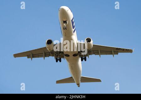 SANKT PETERSBURG, RUSSLAND - 20. JUNI 2018: Flugzeug Embraer ERJ-175 (SP-LII) von LOT - Polish Airlines fliegt über dem Himmel in einem wolkenlosen Blau Stockfoto