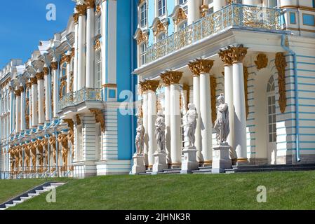 PUSCHKIN, RUSSLAND - 29. MAI 2018: Fragment des alten Katharinenpalastes an einem sonnigen Maitag. Zarskoje Selo Stockfoto