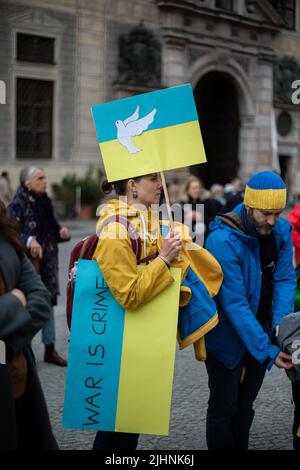 München, Deutschland. 23. April 2022. Am 23. April 2022 versammelten sich einige Hundert in München, Deutschland, um gegen die Lieferung schwerer Waffen an die Ukraine zu protestieren. (Foto: Alexander Pohl/Sipa USA) Quelle: SIPA USA/Alamy Live News Stockfoto