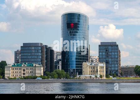 SANKT PETERSBURG, RUSSLAND - 05. JULI 2022: Blick auf das Gebäude des Hauptbüros der Bank 'St. Petersburg“ an einem Julinachmittag Stockfoto