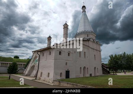 Alte Kirche der Darstellung der Allerheiligsten Theotokos in den Tempel unter einem stürmischen Himmel an einem Julitag. Staritsa Himmelfahrt Kloster. Tver re Stockfoto