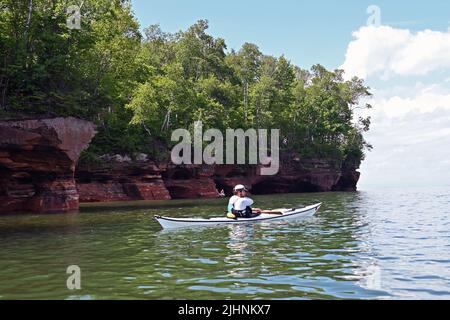 Kajakfahren durch die Meereshöhlen am Apostle Islands National Lakeshore im Lake Superior. Stockfoto