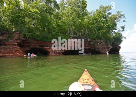 Kajakfahren durch die Meereshöhlen am Apostle Islands National Lakeshore im Lake Superior. Stockfoto