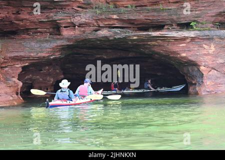 Kajakfahren durch die Meereshöhlen am Apostle Islands National Lakeshore im Lake Superior. Stockfoto