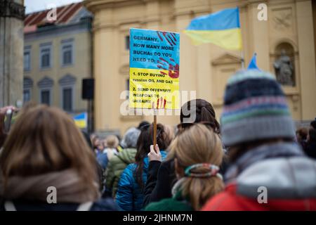 München, Deutschland. 23. April 2022. Am 23. April 2022 versammelten sich einige Hundert in München, Deutschland, um gegen die Lieferung schwerer Waffen an die Ukraine zu protestieren. (Foto: Alexander Pohl/Sipa USA) Quelle: SIPA USA/Alamy Live News Stockfoto