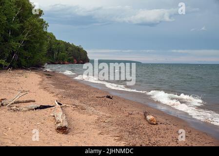 Ein Strand auf Oak Island im Apostle Islands National Lakeshore in Lake Superior. Stockfoto