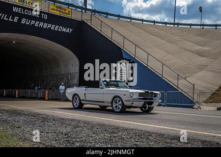 Libanon, TN - 14. Mai 2022: Weitwinkelansicht eines Shelby Mustang GT 350 Continuation Cabriolets aus dem Jahr 1966 auf einer lokalen Automesse. Stockfoto