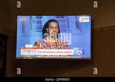 Nakuru, Kenia. 19.. Juli 2022. Auf einem fernsehbildschirm wird Azimio la Umoja politische Coalitionís Martha Karua während der Live-Übertragung der stellvertretenden Präsidentschaftsdebatte mit Kenya Kwanza political Coalitionís Rigathi Gachagua (nicht im Bild) gezeigt. Die Debatte wurde über große Rundfunksender und digitale Plattformen in Kenia ausgestrahlt. Die Debattierer hatten die Gelegenheit, den Kenianern ihre wichtigsten Prioritäten mitzuteilen, sollten sie die nächste Regierung bilden. Kenia wird am 9. August 2022 seine Parlamentswahlen abhalten. Kredit: SOPA Images Limited/Alamy Live Nachrichten Stockfoto