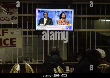 Nakuru, Kenia. 19.. Juli 2022. Die Menschen sehen sich die Live-Übertragung der stellvertretenden Präsidentschaftsdebatte an, bei der Azimio la Umoja Political Coalitionís Martha Karua und Kenya Kwanza Political Coalitionís Rigathi Gachagua vorgestellt wurden. Die Debatte wurde über große Rundfunksender und digitale Plattformen in Kenia ausgestrahlt. Die Debattierer hatten die Gelegenheit, den Kenianern ihre wichtigsten Prioritäten mitzuteilen, sollten sie die nächste Regierung bilden. Kenia wird am 9. August 2022 seine Parlamentswahlen abhalten. Kredit: SOPA Images Limited/Alamy Live Nachrichten Stockfoto