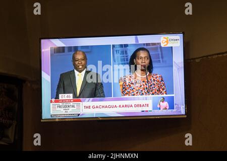 Nakuru, Kenia. 19.. Juli 2022. Auf einem fernsehbildschirm wird die Live-Übertragung der stellvertretenden Präsidentschaftsdebatte mit Azimio la Umoja political Coalitionís Martha Karua und Kenya Kwanza political Coalitionís Rigathi Gachagua übertragen. Die Debatte wurde über große Rundfunksender und digitale Plattformen in Kenia ausgestrahlt. Die Debattierer hatten die Gelegenheit, den Kenianern ihre wichtigsten Prioritäten mitzuteilen, sollten sie die nächste Regierung bilden. Kenia wird am 9. August 2022 seine Parlamentswahlen abhalten. Kredit: SOPA Images Limited/Alamy Live Nachrichten Stockfoto