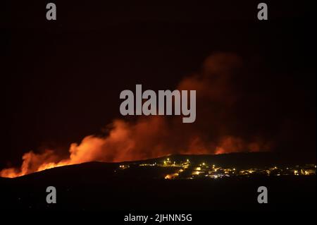 Guadalajara, Spanien. 19.. Juli 2022. In der Nähe von Valdepeñas de la Sierra, wo mehrere Brände fast 70 Einwohner aus der Region evakuieren mussten, sind Waldbrände zu beobachten. In ganz Spanien sind Waldbrände inmitten einer schweren Hitzewelle ausgebrochen. Quelle: Marcos del Mazo/Alamy Live News Stockfoto