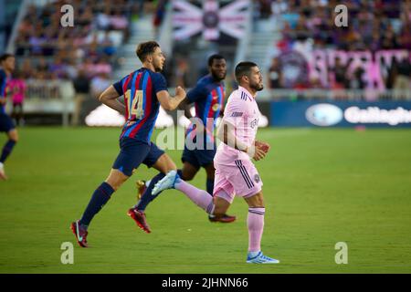 Fort Lauderdale, FL, USA. 19.. Juli 2022. 14 Nico Gonzalez – Mittelfeldspieler FC Barcelona, 8 Alejandro Pozuelo Inter Miami beim internationalen Freundschaftsspiel zwischen Inter Miami CF und FC Barcelona im DRV Pink Stadium in Florida, USA. Kredit: Yaroslav Sabitov/YES Market Media/Alamy Live Nachrichten Stockfoto