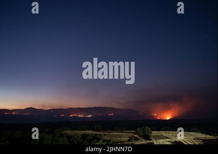 Guadalajara, Spanien. 19.. Juli 2022. In der Nähe von Valdepeñas de la Sierra, wo mehrere Brände fast 70 Einwohner aus der Region evakuieren mussten, sind Waldbrände zu beobachten. In ganz Spanien sind Waldbrände inmitten einer schweren Hitzewelle ausgebrochen. Quelle: Marcos del Mazo/Alamy Live News Stockfoto