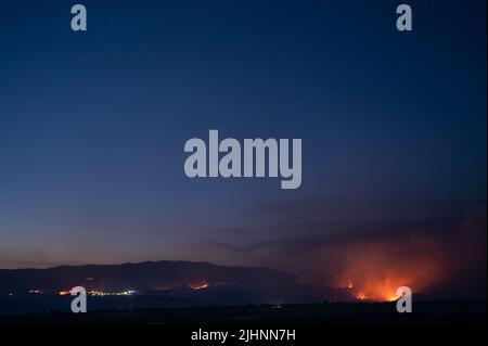 Guadalajara, Spanien. 19.. Juli 2022. In der Nähe von Valdepeñas de la Sierra, wo mehrere Brände fast 70 Einwohner aus der Region evakuieren mussten, sind Waldbrände zu beobachten. In ganz Spanien sind Waldbrände inmitten einer schweren Hitzewelle ausgebrochen. Quelle: Marcos del Mazo/Alamy Live News Stockfoto