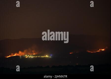 Guadalajara, Spanien. 19.. Juli 2022. In der Nähe von Valdepeñas de la Sierra, wo mehrere Brände fast 70 Einwohner aus der Region evakuieren mussten, sind Waldbrände zu beobachten. In ganz Spanien sind Waldbrände inmitten einer schweren Hitzewelle ausgebrochen. Quelle: Marcos del Mazo/Alamy Live News Stockfoto