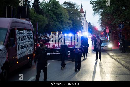 München, Deutschland. 30. April 2022. Unter dem Motto „die Streten zurückfordern“ versammelten sich am 30. April 2022 in München rund 250 Menschen, um gegen den „sexistischen Normalstaat“ zu protestieren. (Foto: Alexander Pohl/Sipa USA) Quelle: SIPA USA/Alamy Live News Stockfoto