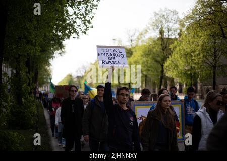 München, Deutschland. 29. April 2022. Am 29. April 2022 versammelten sich etwa 245 Menschen in München, Deutschland, um gegen ein Embargo gegen Öl und Gas aus Russland zu protestieren. Fridays for Future organisierte die Demonstration. (Foto: Alexander Pohl/Sipa USA) Quelle: SIPA USA/Alamy Live News Stockfoto