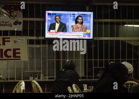 Nakuru, Kenia. 19.. Juli 2022. Die Menschen sehen sich die Live-Übertragung der stellvertretenden Präsidentschaftsdebatte an, bei der Azimio la Umoja Political Coalitionís Martha Karua und Kenya Kwanza Political Coalitionís Rigathi Gachagua vorgestellt wurden. Die Debatte wurde über große Rundfunksender und digitale Plattformen in Kenia ausgestrahlt. Die Debattierer hatten die Gelegenheit, den Kenianern ihre wichtigsten Prioritäten mitzuteilen, sollten sie die nächste Regierung bilden. Kenia wird am 9. August 2022 seine Parlamentswahlen abhalten. (Foto von James Wakibia/SOPA Images/Sipa USA) Quelle: SIPA USA/Alamy Live News Stockfoto