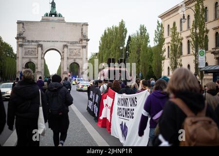 München, Deutschland. 30. April 2022. Unter dem Motto „die Streten zurückfordern“ versammelten sich am 30. April 2022 in München rund 250 Menschen, um gegen den „sexistischen Normalstaat“ zu protestieren. (Foto: Alexander Pohl/Sipa USA) Quelle: SIPA USA/Alamy Live News Stockfoto