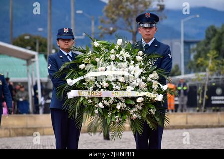 Bogota, Kolumbien, 19. Juli 2022. Mitglieder der kolumbianischen Luftwaffe tragen einen Trauerkranz während der Ehrenzeremonie für Familien gefallener Militärmitglieder im Kampf vor der Parade zum Unabhängigkeitstag, die am 20. juli in Bogota, Kolumbien, am 19. Juli 2022 stattfindet. Foto: Cristian Bayona/Long Visual Press Stockfoto