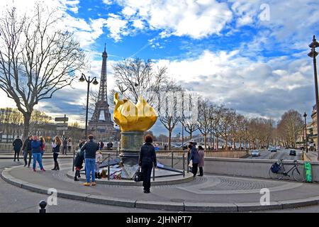 Liberty Flame, Pont D'Alma, Paris, Frankreich. Der Tunnel unter dem Denkmal war der Ort, an dem Lady Diana einen tödlichen Autounfall hatte. Inoffizielles Denkmal. Stockfoto