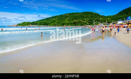 Florianopolis, Brasilien, 11. Januar 2022: Überfüllter Strand Praia da Barra da Lagoa in Florianopolis, Brasilien Stockfoto
