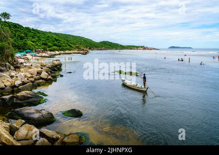 Guarda do Embau, 14. Januar 2022: Rio da Madre trennt den Strand von Praia Guarda do Embau vom Festland Stockfoto