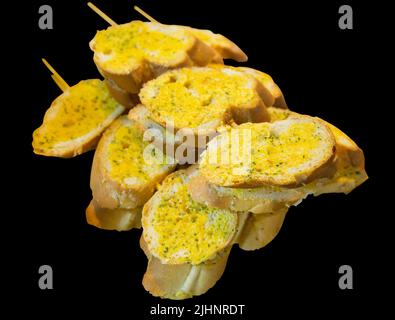 Stempelschnitt von geschnittenen Knoblauchspießen auf schwarzem isoliertem Hintergrund, Stempelschnitt, Schnittpfad, isoliert, Stockfoto