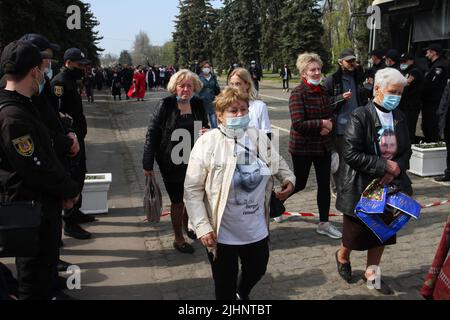 2. Mai 2021, Odessa, Ukraine: Angehörige von Menschen, die im Haus der Gewerkschaften gestorben sind, werden gesehen, wie sie an der Polizei vorbeigehen. Die Auseinandersetzungen in Odesa 2014 waren eine Reihe von Konflikten zwischen pro-Maidan- und Anti-Maidan-Demonstranten, die sich 2014 in der südukrainischen Stadt Odesa ereigneten, nachdem die Revolution der würde die Gewalt am 2. Mai intensiviert hatte, als eine pro-Maidan-Demonstration von Anti-Maidan-Aktivisten angegriffen wurde. Bei den darauffolgenden Zusammenstößen zogen die pro-Maidan-Demonstranten vor, ein Anti-Maidan-Zeltlager in Kulykove Pole abzubauen, was Gruppen von Anti-Maidan-Aktivisten dazu veranlaste, sich in Th zu flüchten Stockfoto