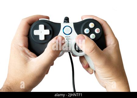 Mann spielt Videospiele mit der Konsole. Hände mit Gamepad isoliert auf weißem Hintergrund. Spielkonzept. Stockfoto