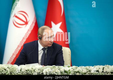 Teheran, Iran. 19.. Juli 2022. Der russische Präsident Wladimir Putin blickt auf eine gemeinsame Pressekonferenz mit seinen iranischen und türkischen Amtskollegen nach ihrem Gipfel in Teheran, Iran, am Dienstag, dem 19. Juli 2022. Foto vom iranischen Präsidentenamt/UPI Kredit: UPI/Alamy Live News Stockfoto