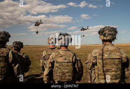 Soldaten, die Alpha Battery, 1. Bataillon, 320. Field Artillery Regiment „TOP GUNS“, 2. Brigade Combat Team „STRIKE“, 101. Airborne Division (Air Assault) zugewiesen wurden, führen Aufzugbohrer als Teil der Sling Load Operationen mit UH-60 Blackhawk Hubschrauber Piloten, die dem 3. Bataillon, 227. Aviation Regiment am 18. Juli 2022, In Mihail Kogalniceanu, Rumänien. 101. Einheiten werden die Mission des V-Korps unterstützen, um die Ostflanke der NATO zu stärken, und multinationale Übungen mit Partnern auf dem gesamten europäischen Kontinent durchführen, um unsere Verbündeten der Nationen zu beruhigen. (USA Foto der Armee von Staff Sgt. Malcolm Coh Stockfoto