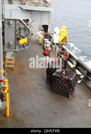 220715-N-OH262-0871 ATLANTISCHER OZEAN (15. Juli 2022)-Mariners des öffentlichen Dienstes erhalten während einer laufenden Wiederauffüllung auf See, 15. Juli, Fracht, die vom Flottennachfüllungsöler des Militärkommandos USNS Kanawha (T-AO 196) an das trockene Munitionsschiff USNS Medgar Evers (T-AKE 13) von MSC geliefert wird. (USA Navy-Foto von Bill Mesta/veröffentlicht) Stockfoto