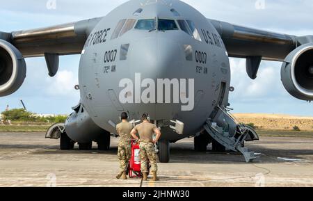 Luftfahrtschiffe mit dem 172. Airlift Wing, Jackson, Mississippi, überwachen die Systeme während des Anfahrens eines C-17 Globemaster III-Motors an der Air Station Barber’s Point, Hawaii, 11. Juli 2022. Mitglieder der 183. Airlift Squadron, der 172. Maintenance Group und des 186. Air Betanking Wing Wing sind kürzlich aus Hawaii zurückgekehrt, nachdem sie an Schulungen teilgenommen hatten, die die erforderlichen Fähigkeiten zur Aufrechterhaltung des reibungslosen Laufens der globalen Mission des 172. Airlift Wings ausgenutzt hatten. Foto der US Air National Guard von Staff Sgt. Jared Bounds. Stockfoto