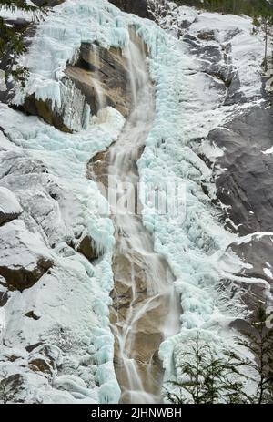 Eismauer und Wasserfall. Shannon Falls Spray und Eis im Winter. Das Hotel liegt in der Nähe von Squamish nördlich von Vancouver. British Columbia, Kanada. Stockfoto