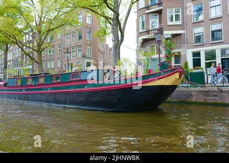 Farbenfrohe Barge auf der Prinsengracht in Amsterdam Stockfoto