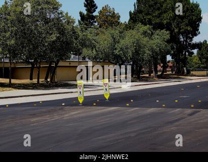 Staatsgesetz, geben Sie Fußgängern innerhalb der Fußgängermarkierung, vor der öffentlichen Mittelschule von Caesar Chavez in Union City, Kalifornien Stockfoto