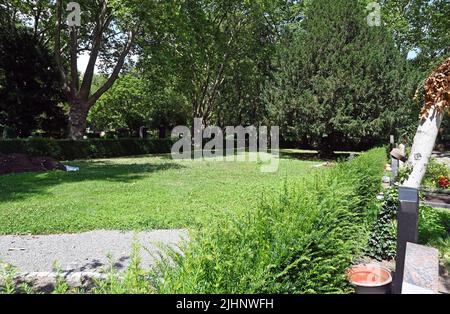 Karlsruhe, Deutschland. 14.. Juli 2022. Ein Freiraum auf dem Hauptfriedhof von Karlsruhe, wo noch keine Gräber angelegt wurden. (To dpa KORR.: 'Für einen Kaffee auf dem Friedhof? - Friedhofs in Umbruch') Quelle: Uli Deck/dpa/Alamy Live News Stockfoto