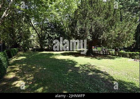 Karlsruhe, Deutschland. 14.. Juli 2022. Ein Freiraum auf dem Hauptfriedhof von Karlsruhe, wo noch keine Gräber angelegt wurden. (To dpa KORR.: 'Für einen Kaffee auf dem Friedhof? - Friedhofs in Umbruch') Quelle: Uli Deck/dpa/Alamy Live News Stockfoto