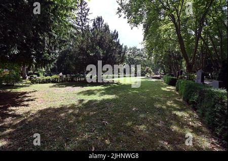 Karlsruhe, Deutschland. 14.. Juli 2022. Ein Freiraum auf dem Hauptfriedhof von Karlsruhe, wo noch keine Gräber angelegt wurden. (To dpa KORR.: 'Für einen Kaffee auf dem Friedhof? - Friedhofs in Umbruch') Quelle: Uli Deck/dpa/Alamy Live News Stockfoto