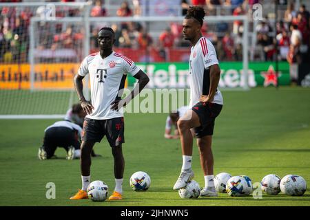 Washington, USA. 19.. Juli 2022. Forward Sadio Mané steht mit dem Forward Joshua Zirkzee am Dienstag, dem 19. Juli 2022, während eines offenen Trainings des FC Bayern München im Audi Field in Washington, DC. (Graeme Sloan/Sipa USA) Quelle: SIPA USA/Alamy Live News Stockfoto